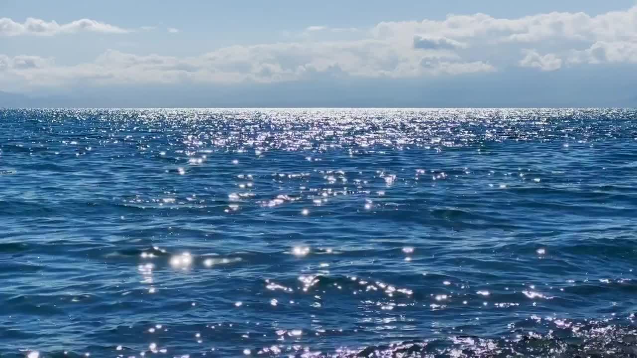 唯美慢镜头波光粼粼的水面视频素材