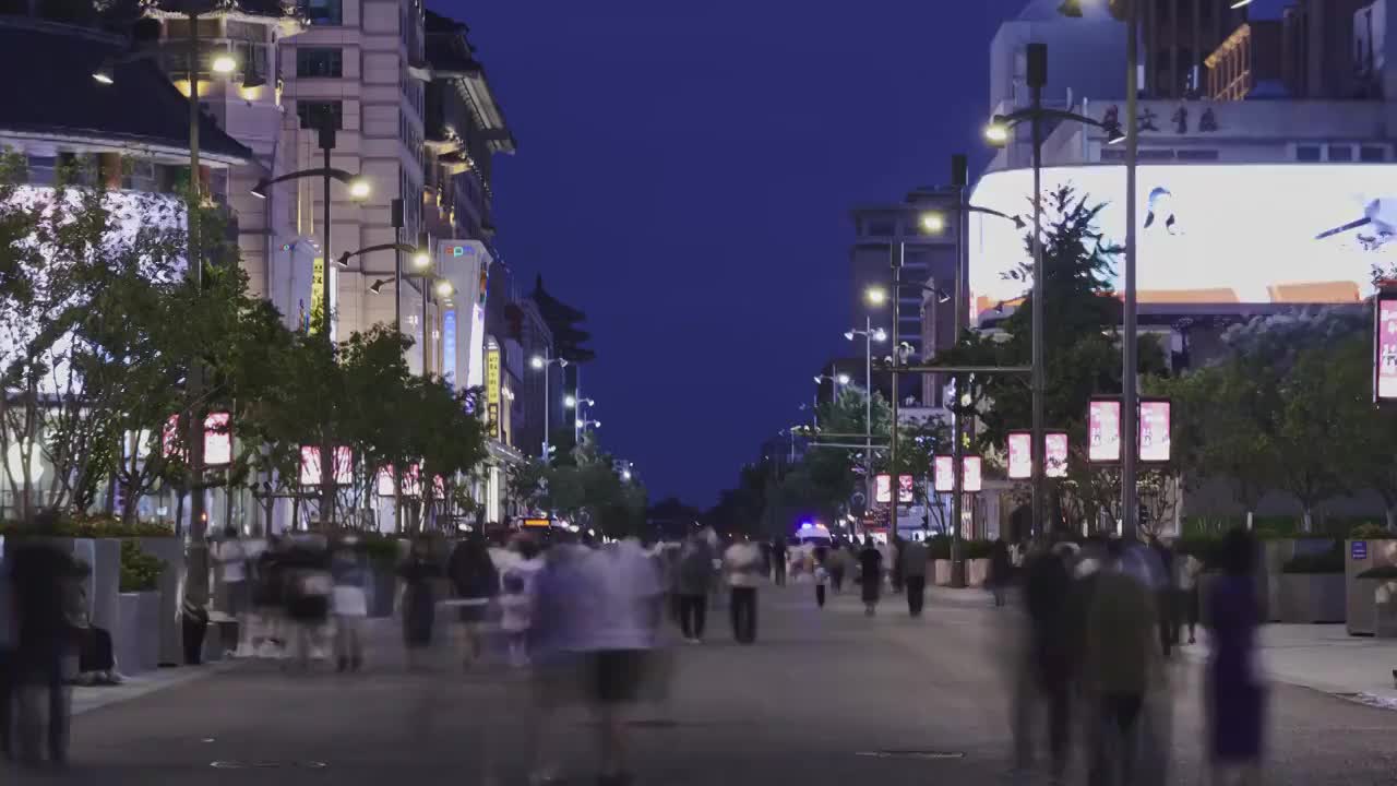 北京王府井大街夜景商业步行街视频素材