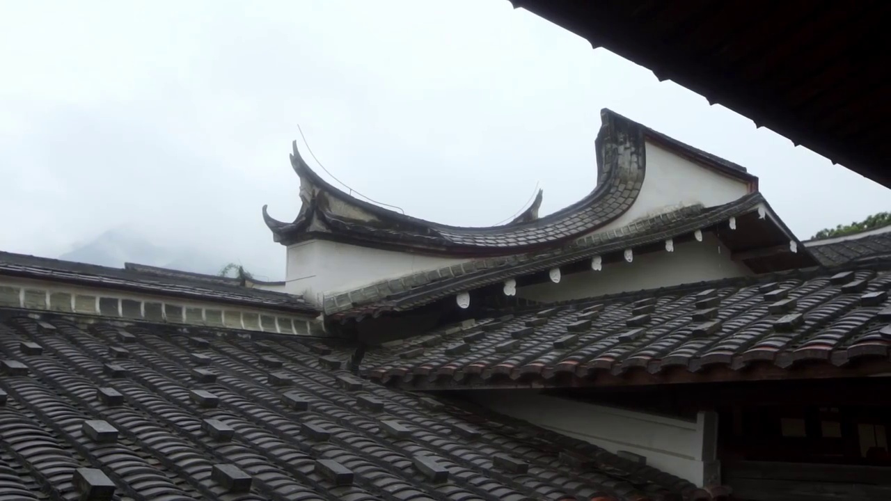 阴雨中的福清东关寨屋顶视频下载