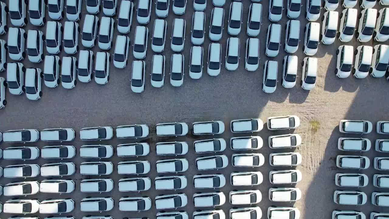 航拍深圳大型露天停车场视频素材