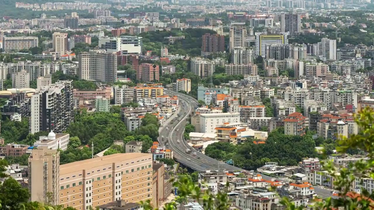 白云山上俯瞰广州城区与车流视频素材