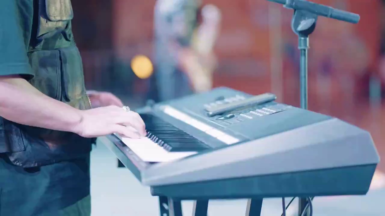 键盘手在音乐节上演奏视频下载