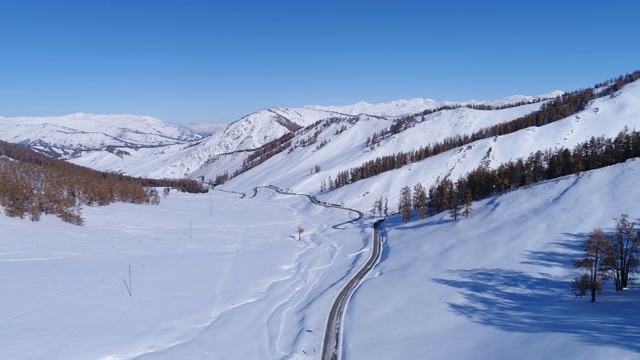 飞跃雪山公路视频素材
