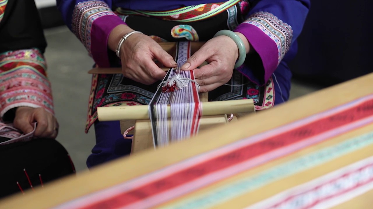 4K分辨率拍摄畲族民族传统技艺彩带刺绣编织工艺视频下载