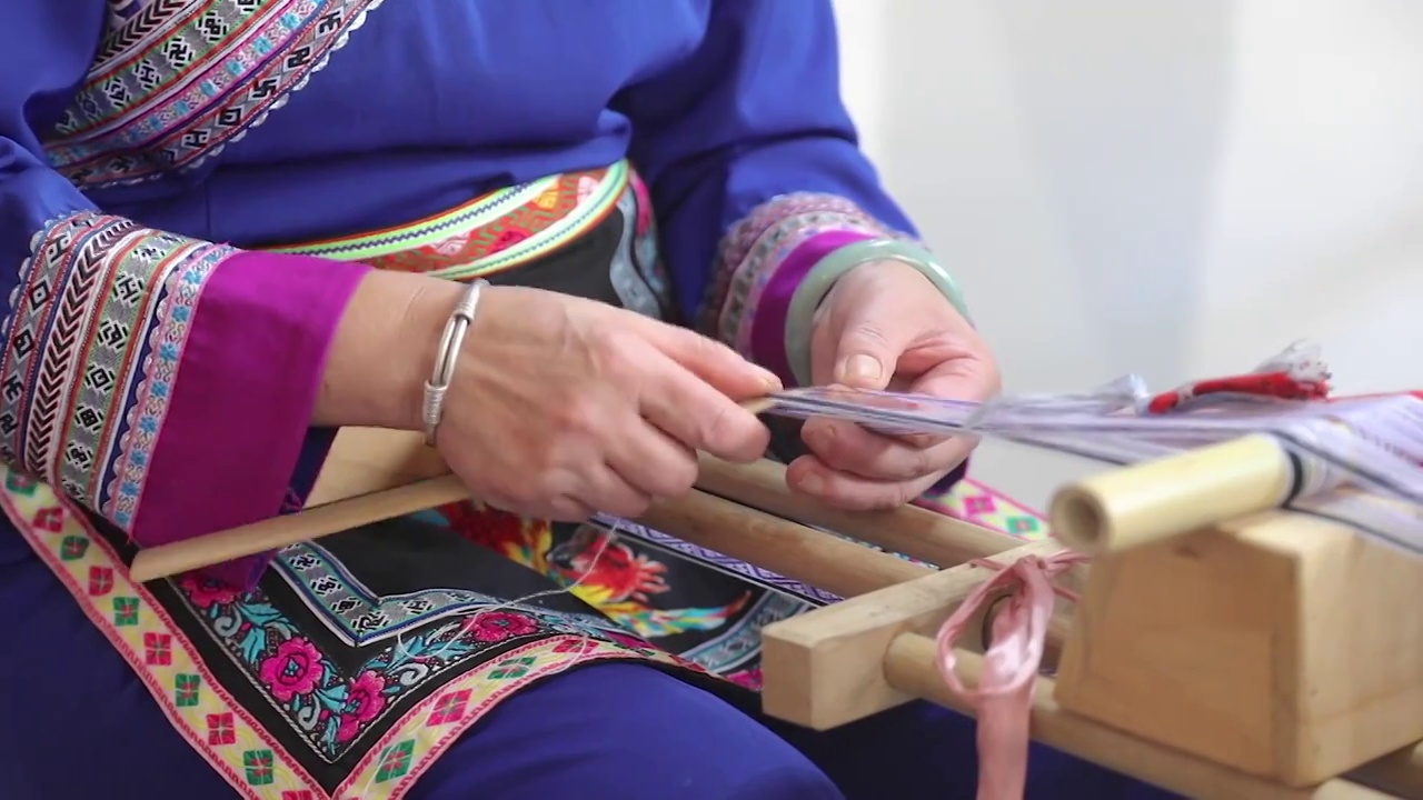 4K分辨率拍摄畲族民族传统技艺彩带刺绣编织工艺视频下载