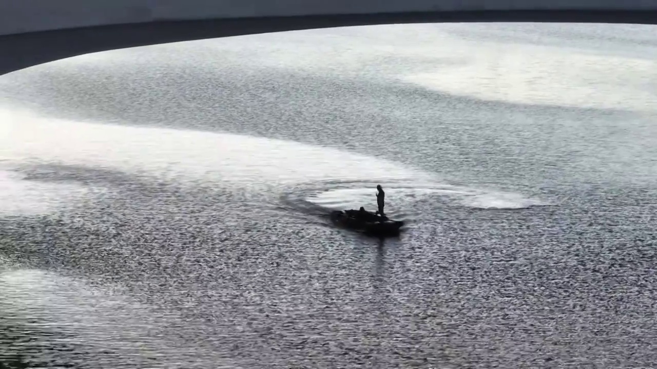 航拍沙颍河上打鱼的渔船视频下载
