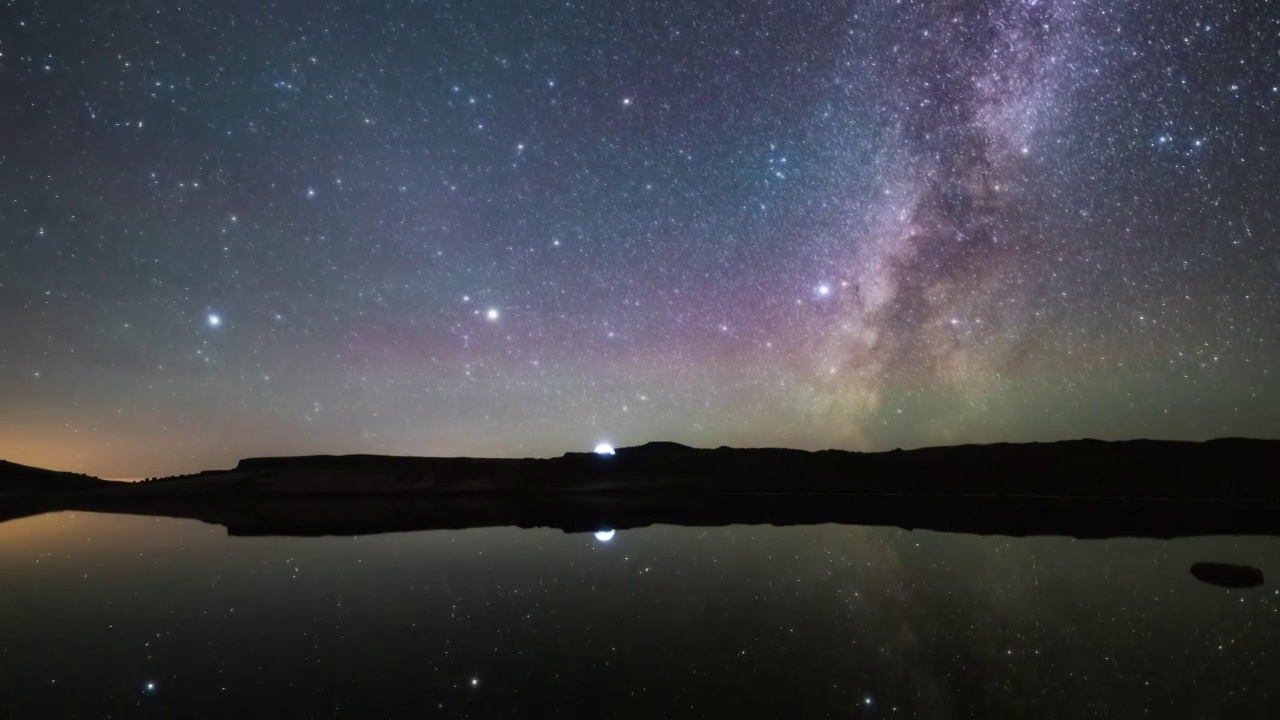 湖边的星空银河与湖水中的倒影延时视频素材