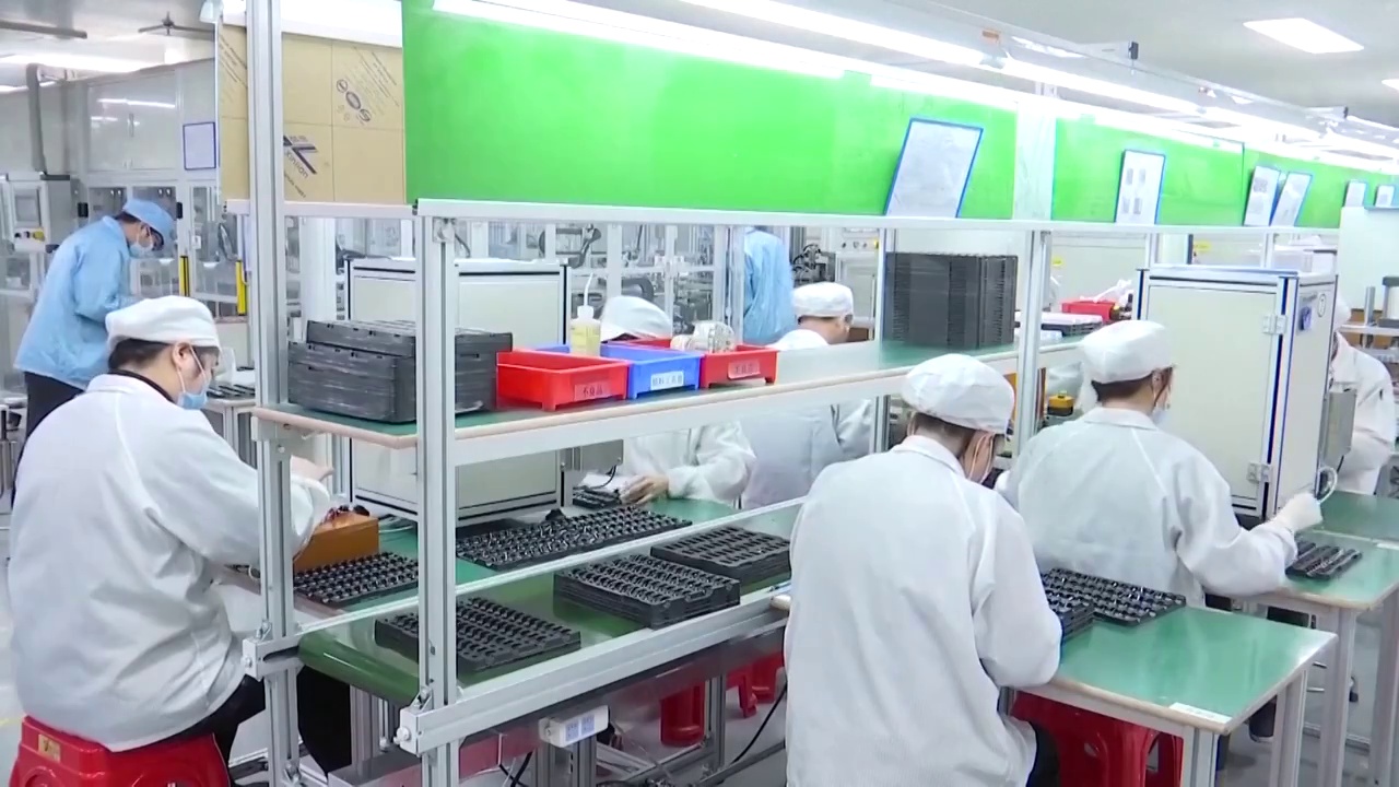 中国锂电池制造工厂的工人在生产线上工作（合集）视频下载