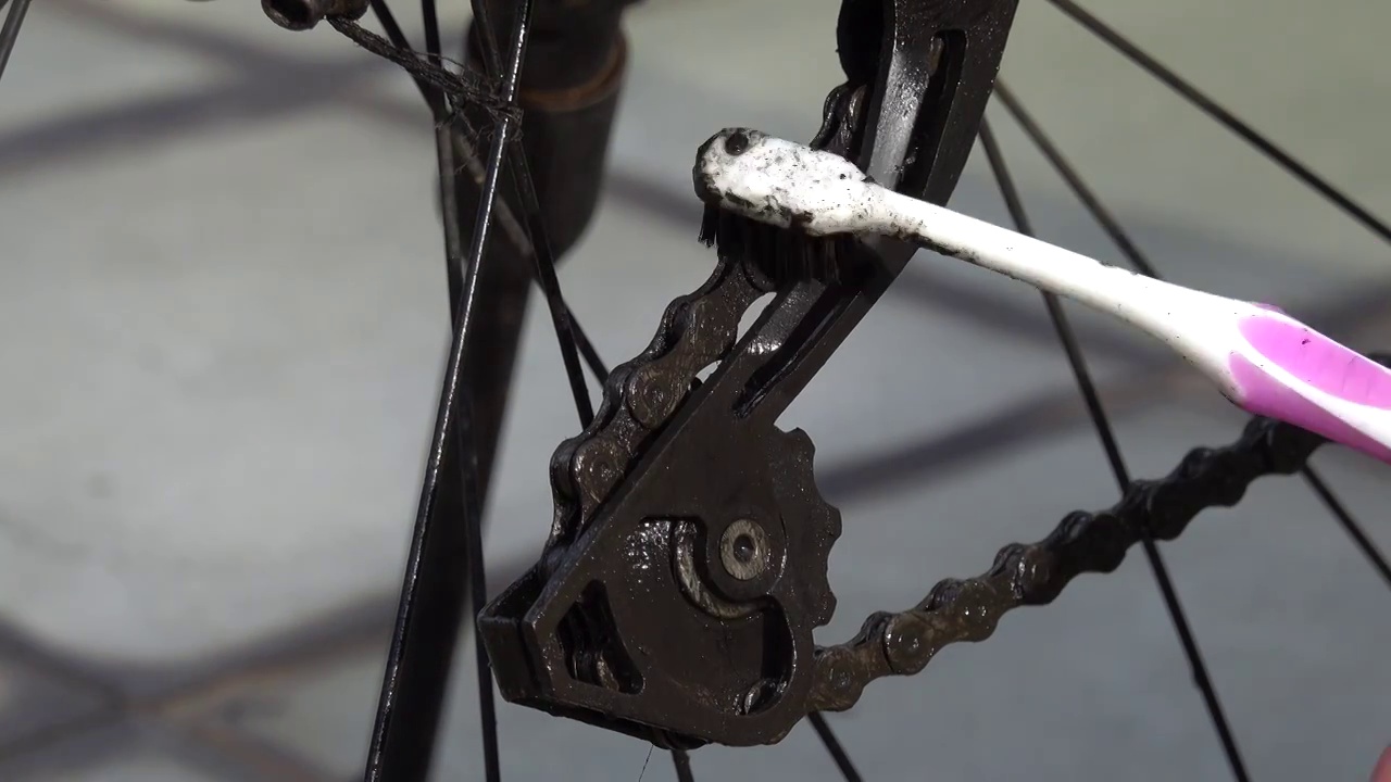 用刷子清洗自行车链条和变速器后拨视频素材
