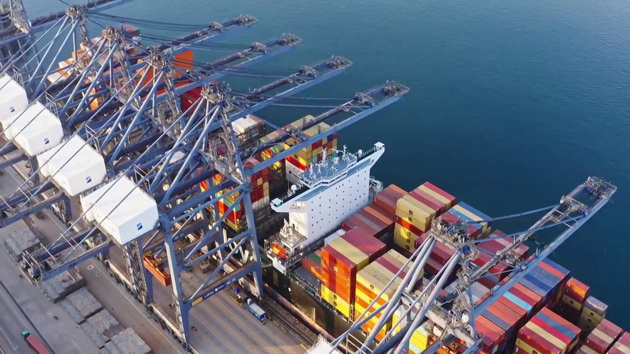 港口码头装卸中的集装箱船航拍视频素材