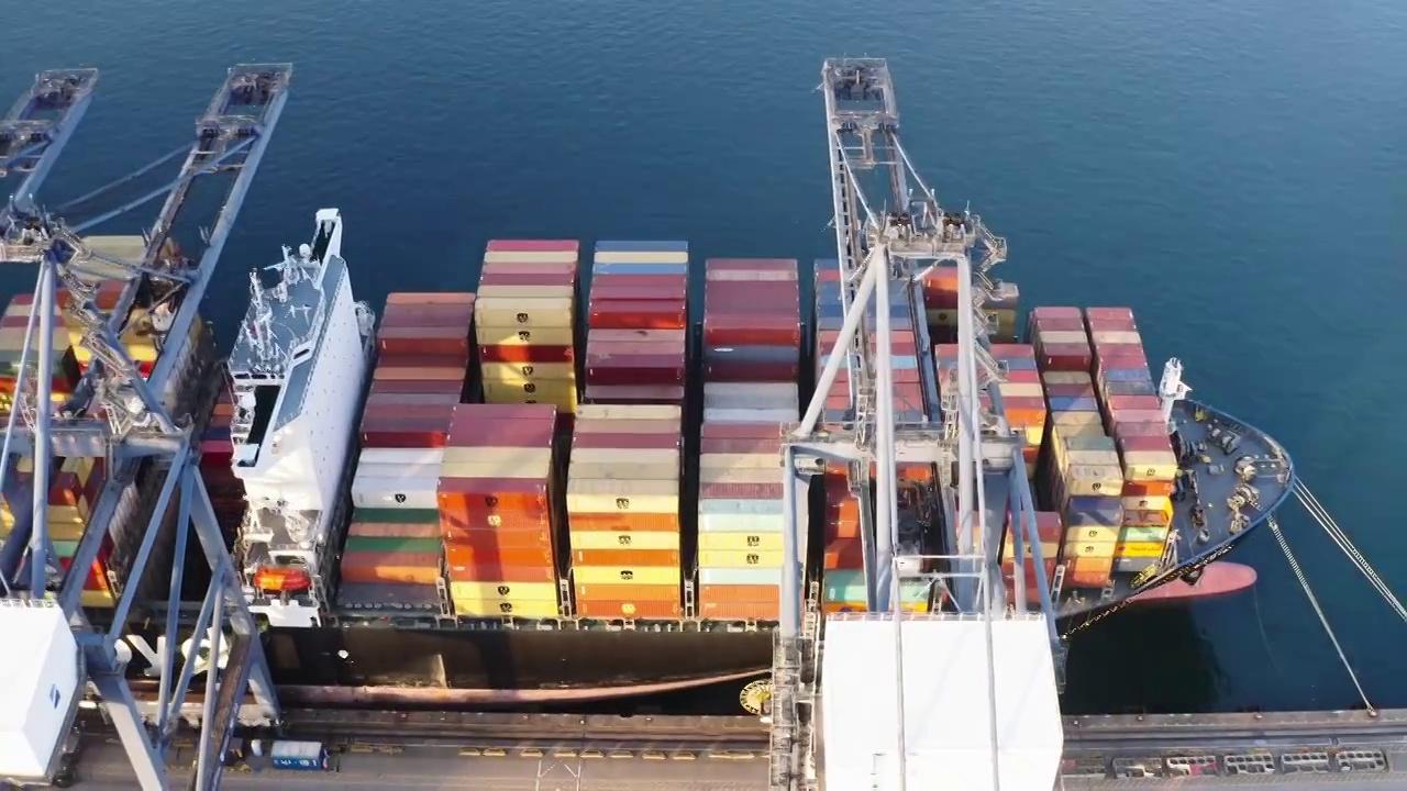 港口码头装卸中的集装箱船航拍视频素材