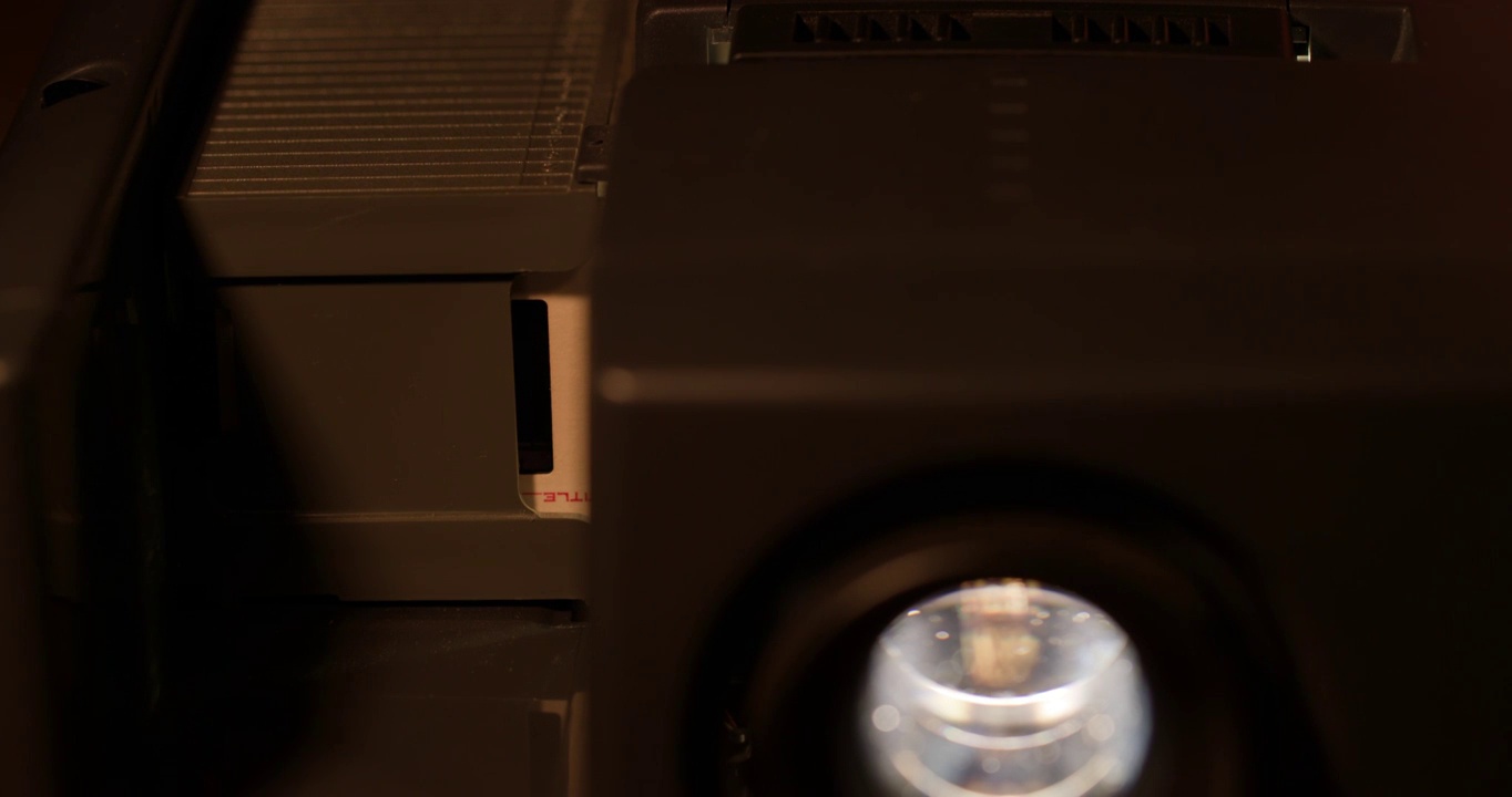传统的35mm胶片幻灯机正在放映幻灯片视频下载