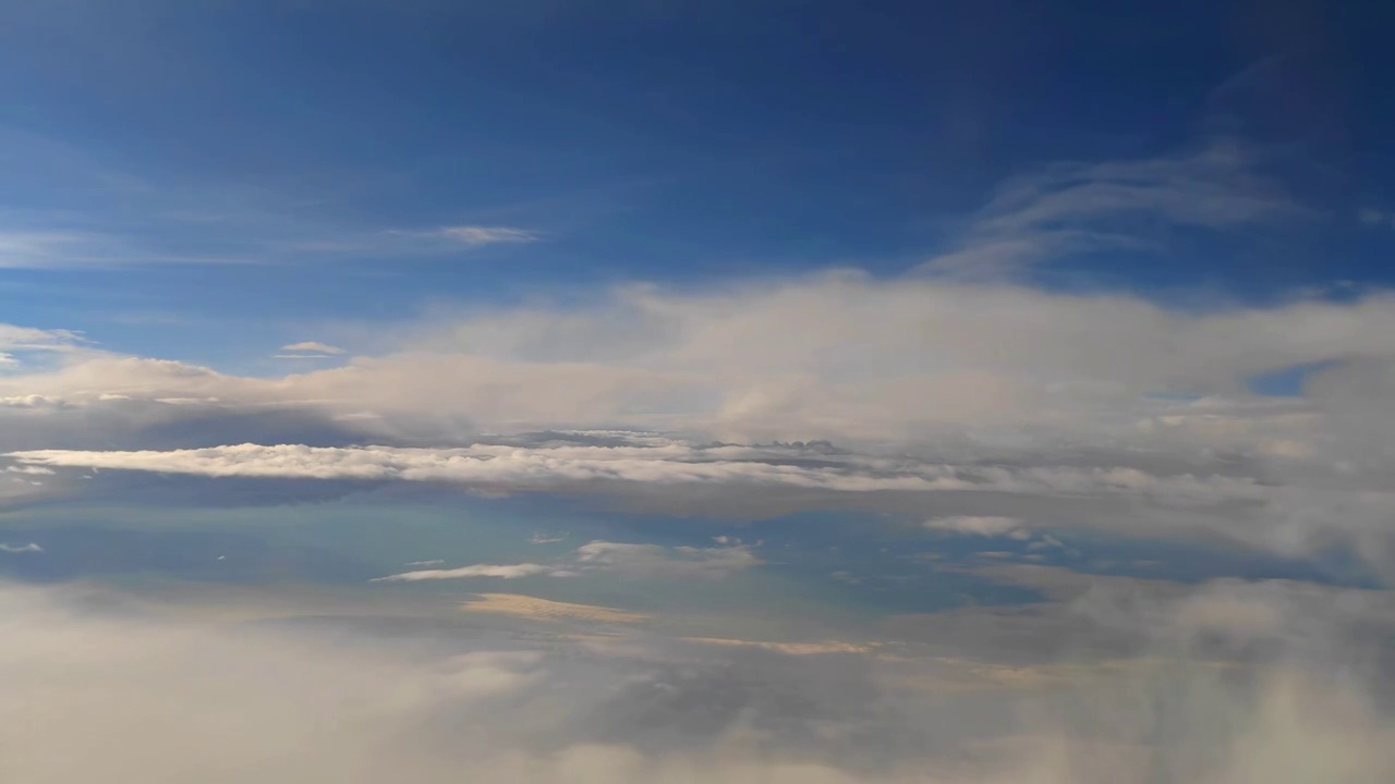 飞机窗外漂浮的云视频下载