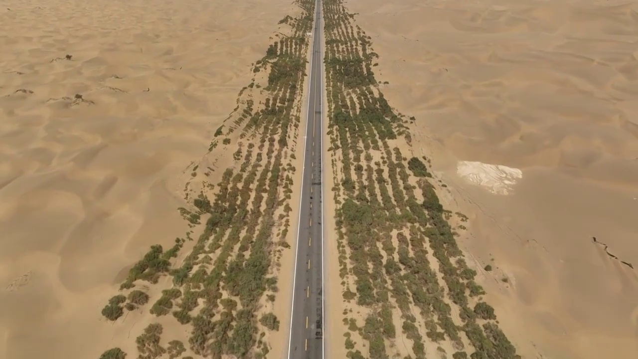 航拍新疆塔里木沙漠公路视频素材