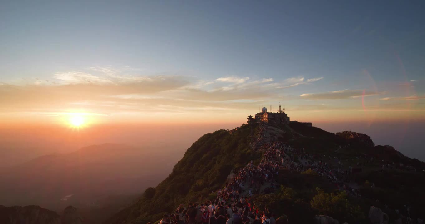 泰山山顶游客观看日出太阳升起视频下载