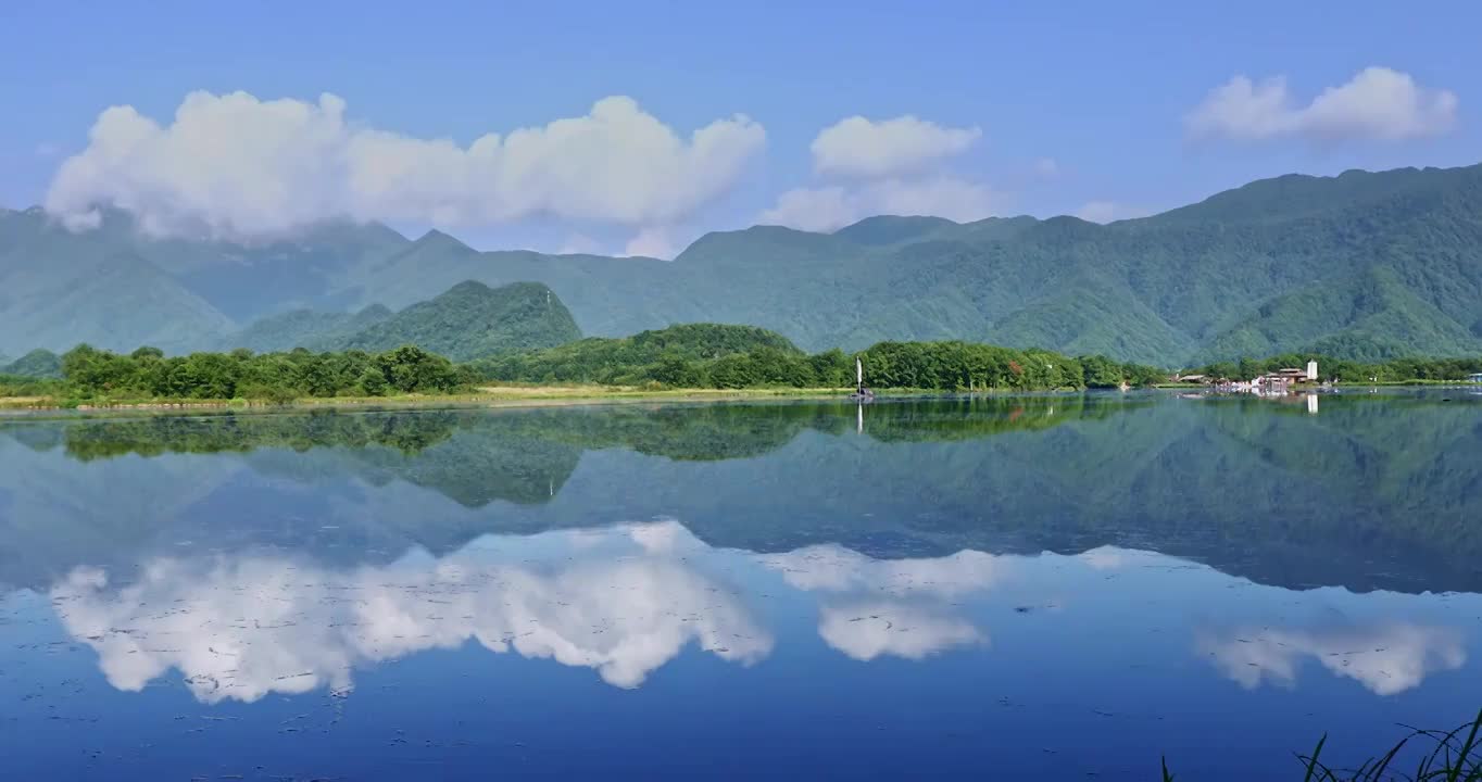 大九湖，夏天的湖泊，神农架景区，大九湖景区，水天一色，天光云影，湖光山色，倒影视频下载