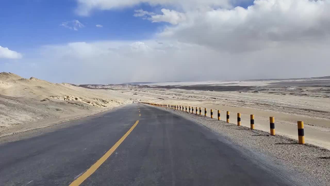 公路，干净的路面，戈壁滩，荒漠，马路，板油路，前进的路，行驶，速度，柴达木盆地视频下载