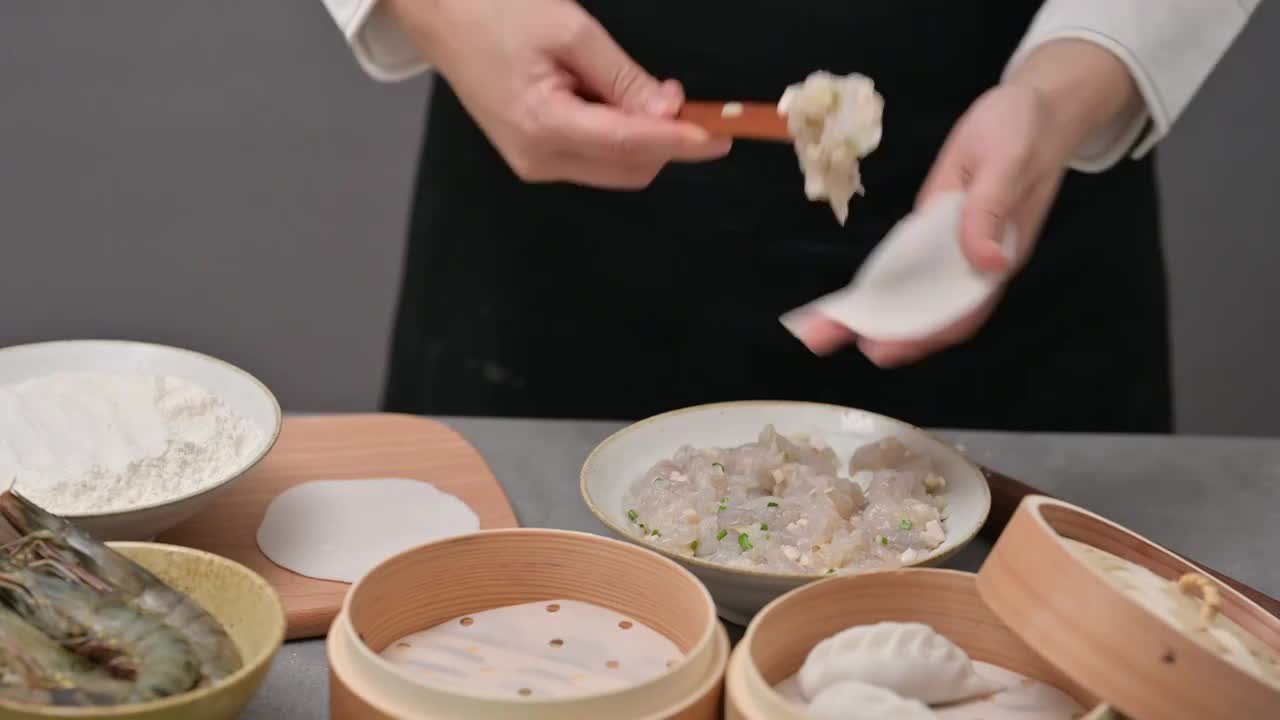 专业的面点师傅在制作水晶虾饺视频下载