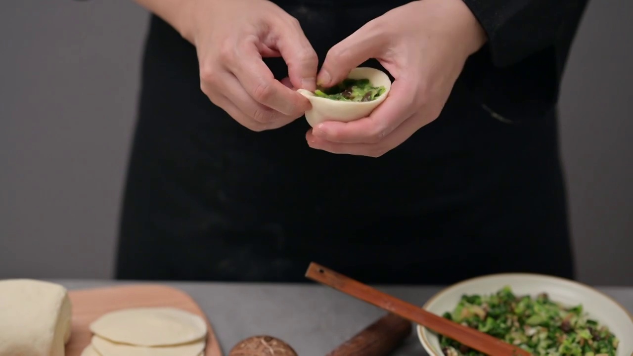 专业的面点师傅在做香菇菜包，青菜包子视频下载