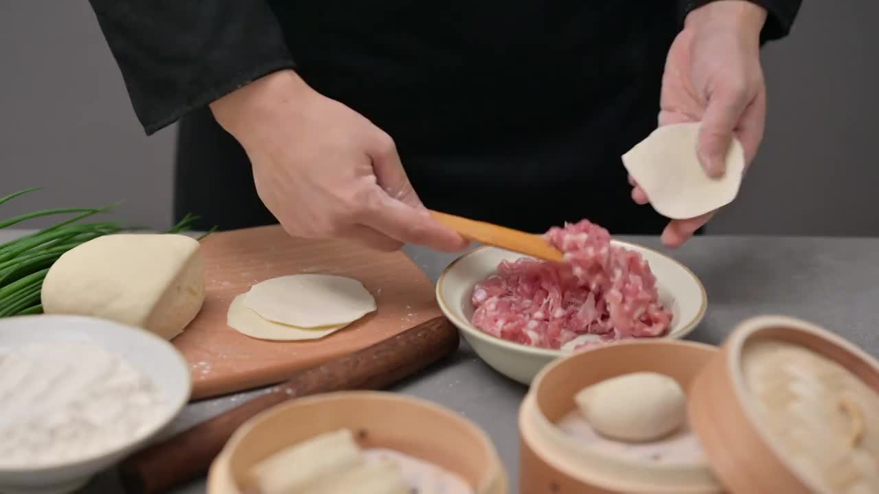 专业的面点师傅在制作蒸饺，包饺子视频下载