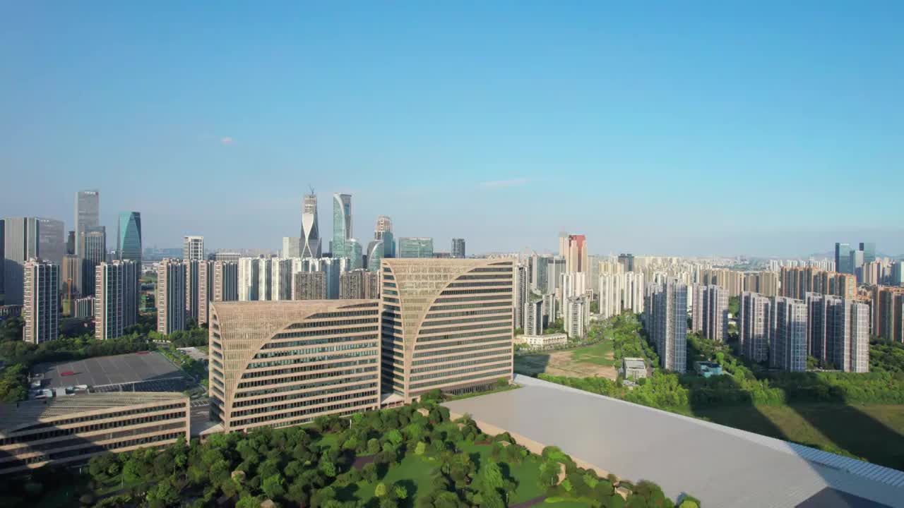 杭州钱塘江畔的奥体中心博览城杭州之门航拍城市天际线4K50P视频下载
