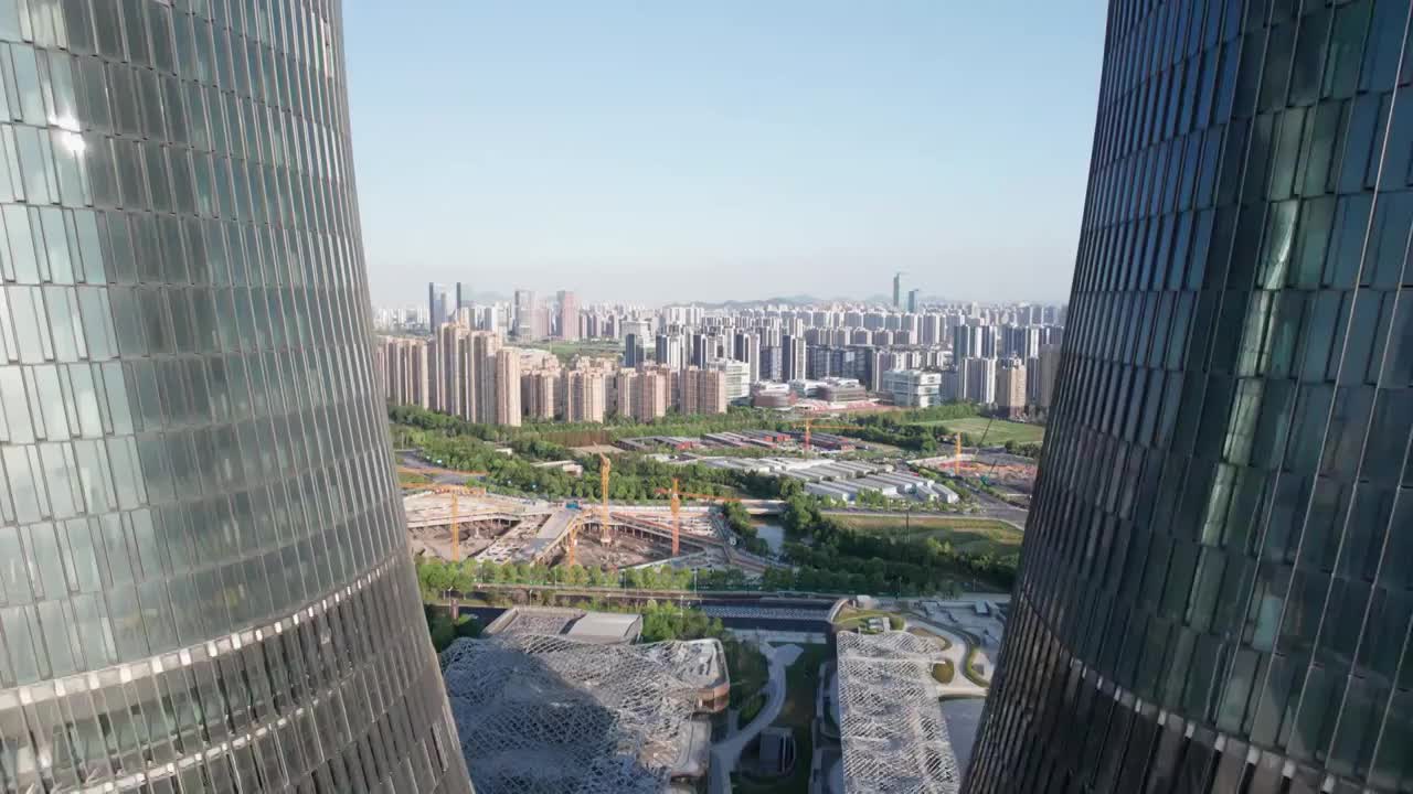 杭州钱塘江畔的奥体中心博览城杭州之门航拍城市天际线4K50P视频下载