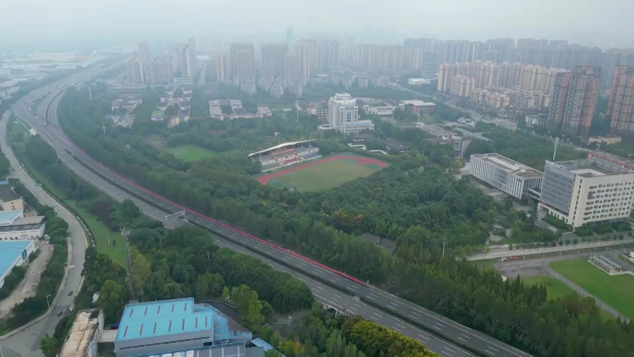 航拍成都工业学院郫都校区与旁边的蓉昌高速公路视频下载