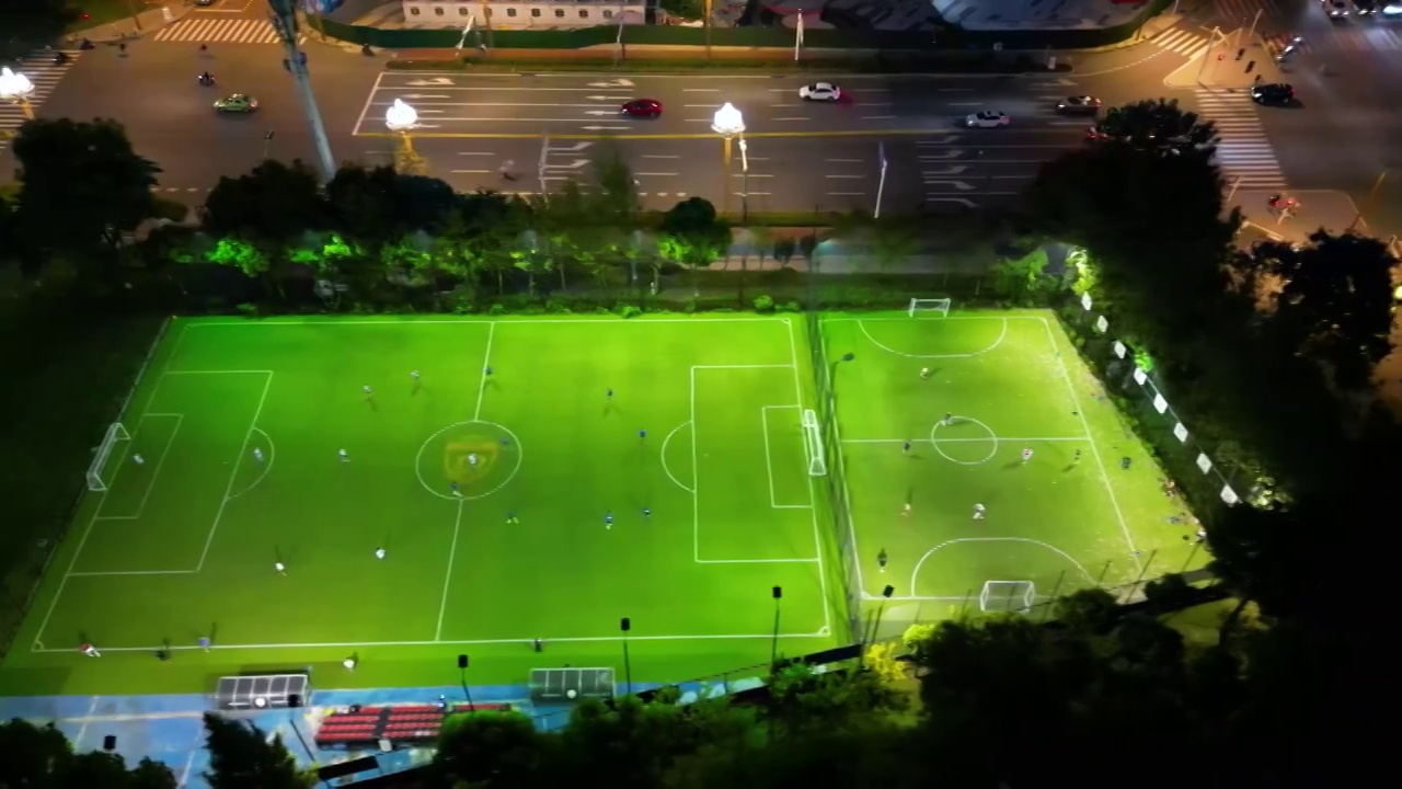 航拍夜晚成都郫都区球场上的一场足球比赛视频下载