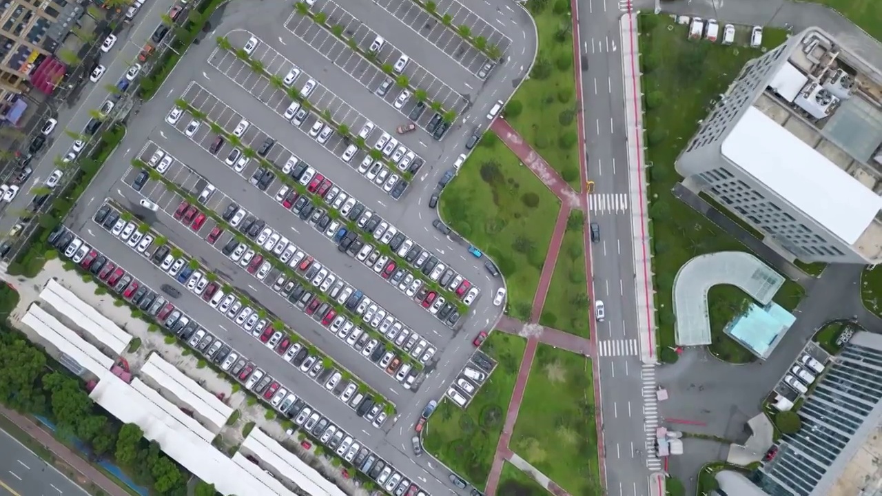 航拍成都市郫都区中医医院大楼与旁边的停车场视频下载