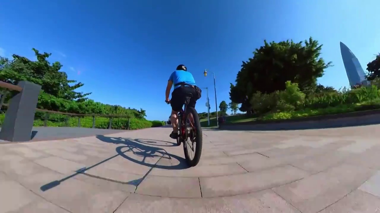 骑行者在深圳湾公园骑自行车视频素材