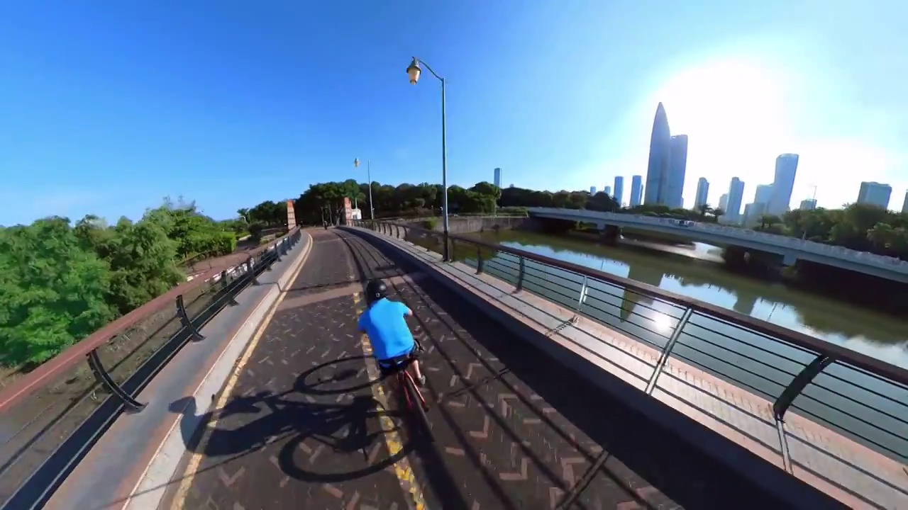深圳湾公园骑行者骑自行车经过地标建筑华润大厦视频素材
