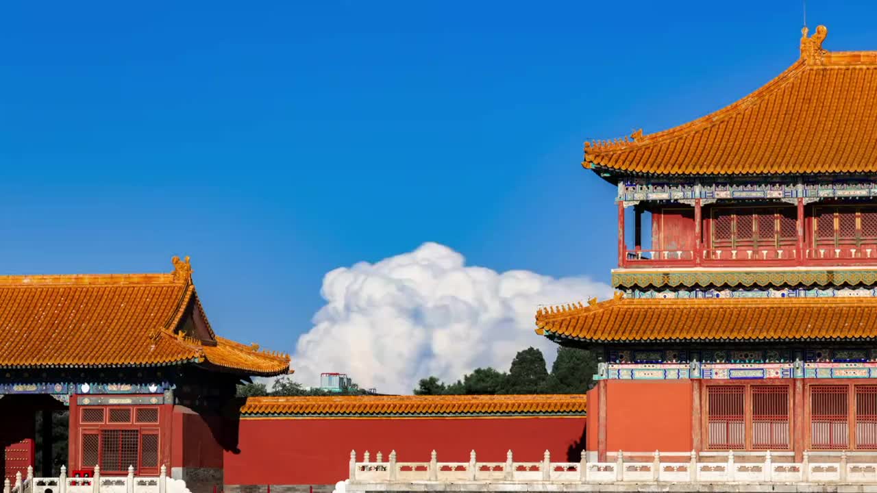 中国首都北京故宫古代建筑宫殿，蓝天和流动的云，4K延时视频素材