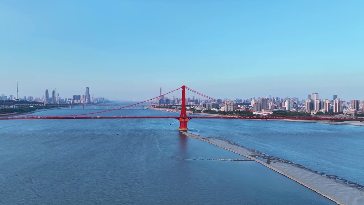 航拍武汉长江奇观水位降低显现出的长江中的道路视频下载