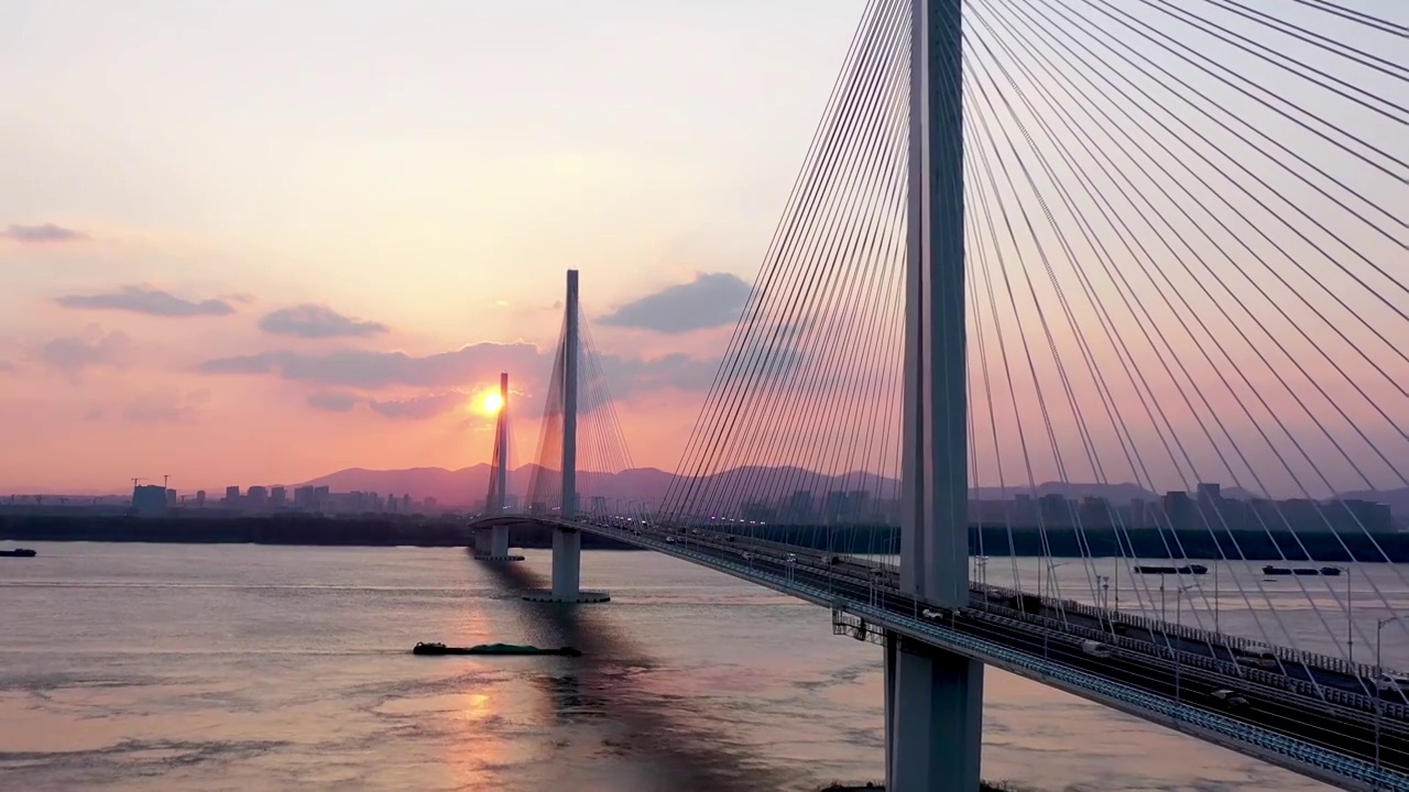 南京江心洲长江大桥（南京长江第五大桥）的建筑风光视频素材