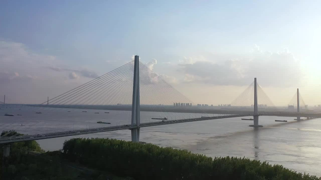 南京江心洲长江大桥（南京长江第五大桥）的建筑风光视频素材