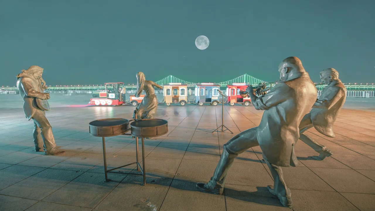 中国辽宁大连星海广场月光下乐队起舞视频下载