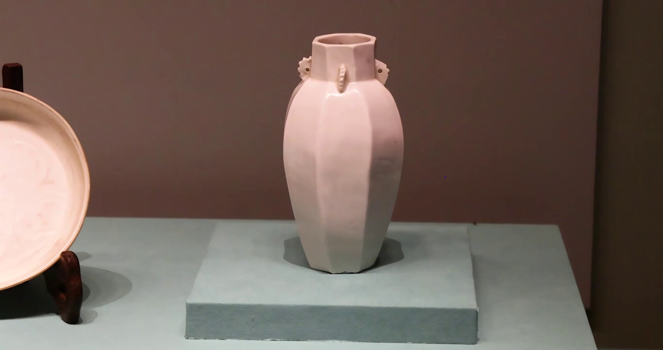 北宋定窑陶瓷文物： 白釉四系八方瓶视频素材