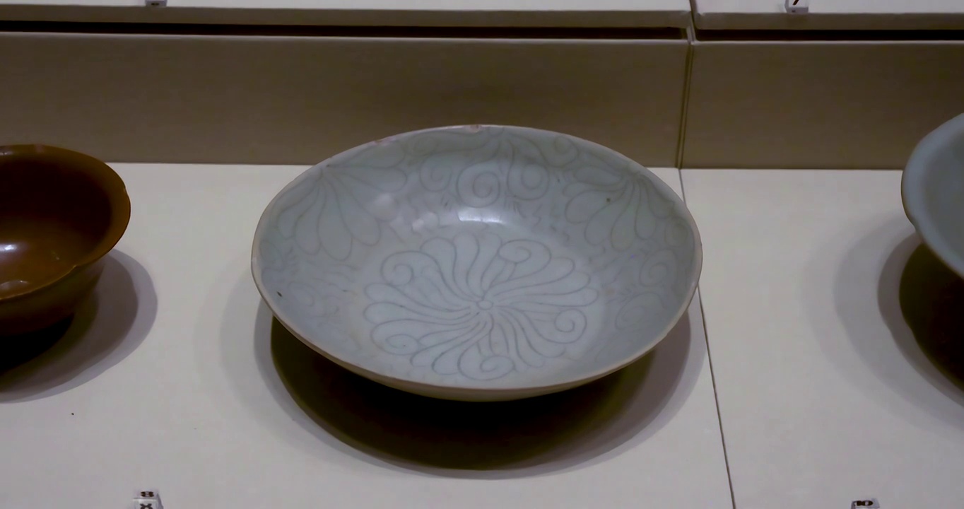 五代耀州窑瓷器文物：青釉划花菊纹盘视频下载