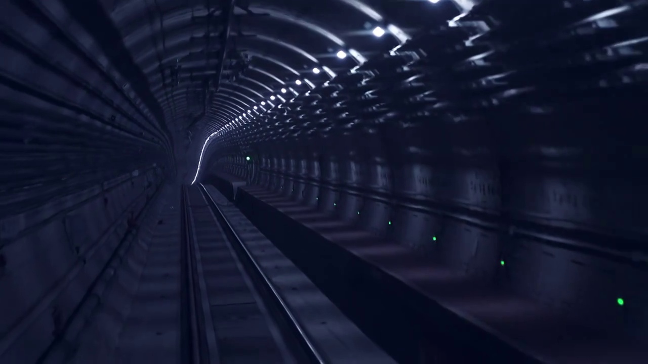 前进的地铁隧道视频素材