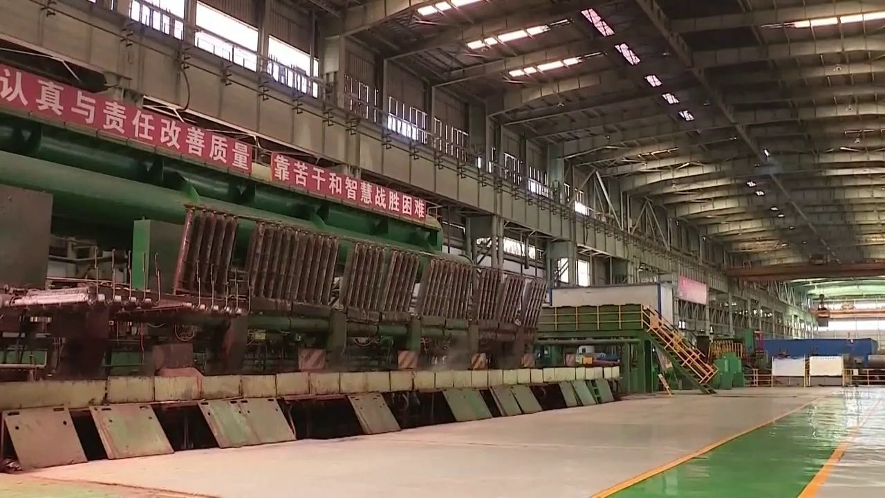 中国重工业炼钢厂内部生产和工厂外部航拍（合集）视频素材