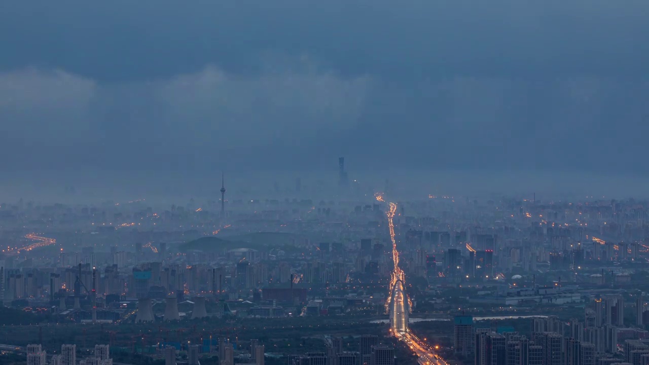 俯瞰阴云下北京城日出时的光影变化视频素材