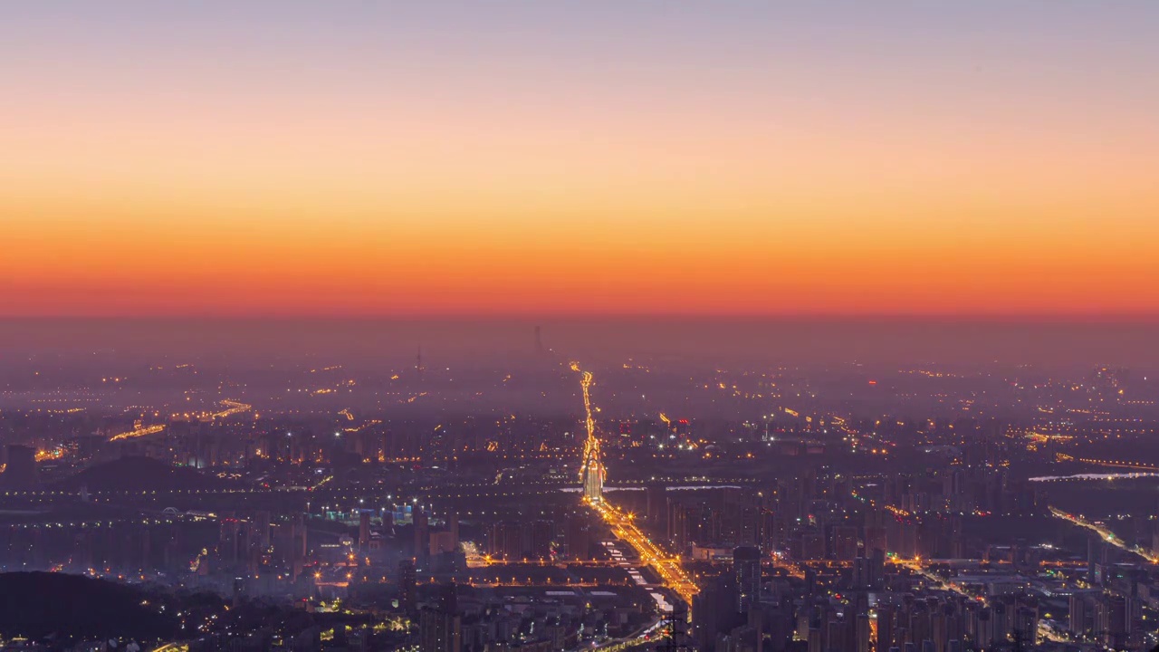 俯瞰雾霾下日出前的北京城视频素材