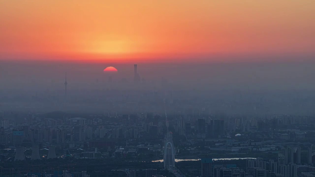 俯瞰雾霾下北京城日出视频素材