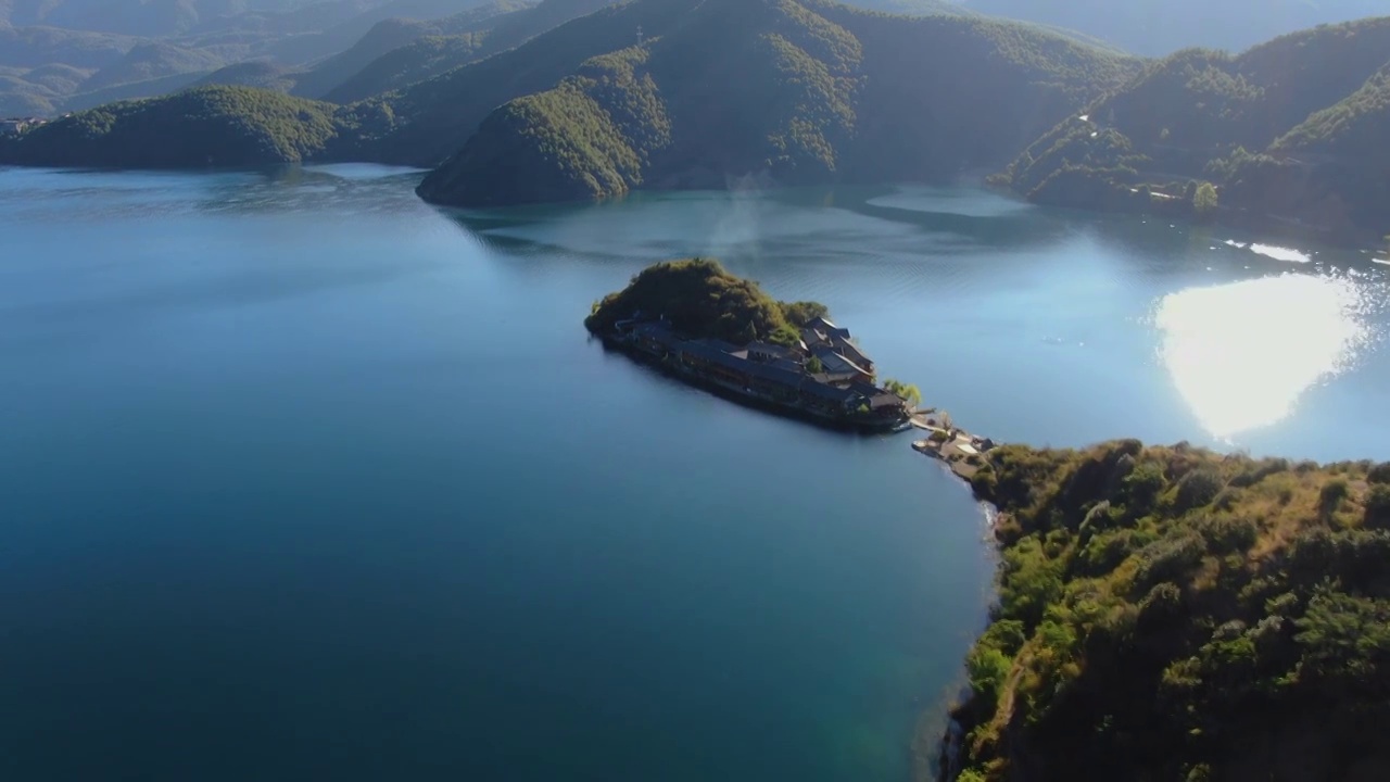 俯瞰逆光下的泸沽湖里格半岛视频下载