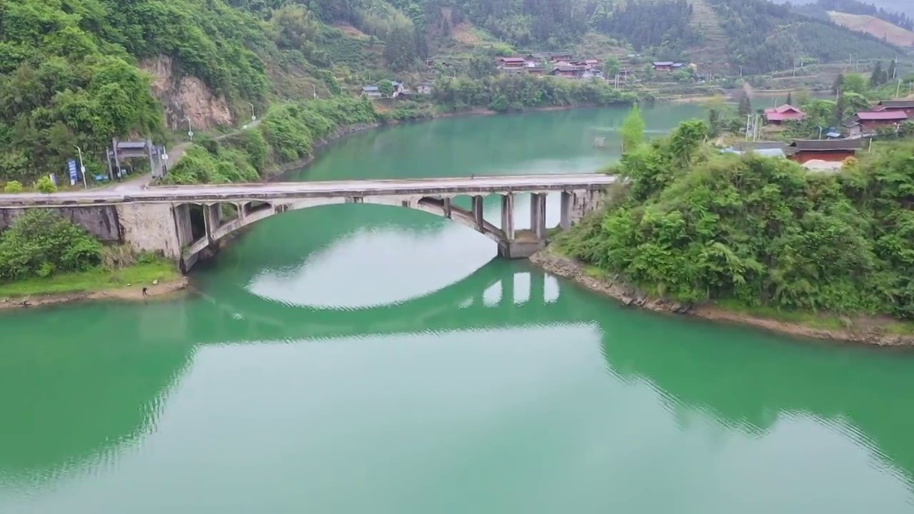 航拍舞水河风光和河上的石桥视频素材