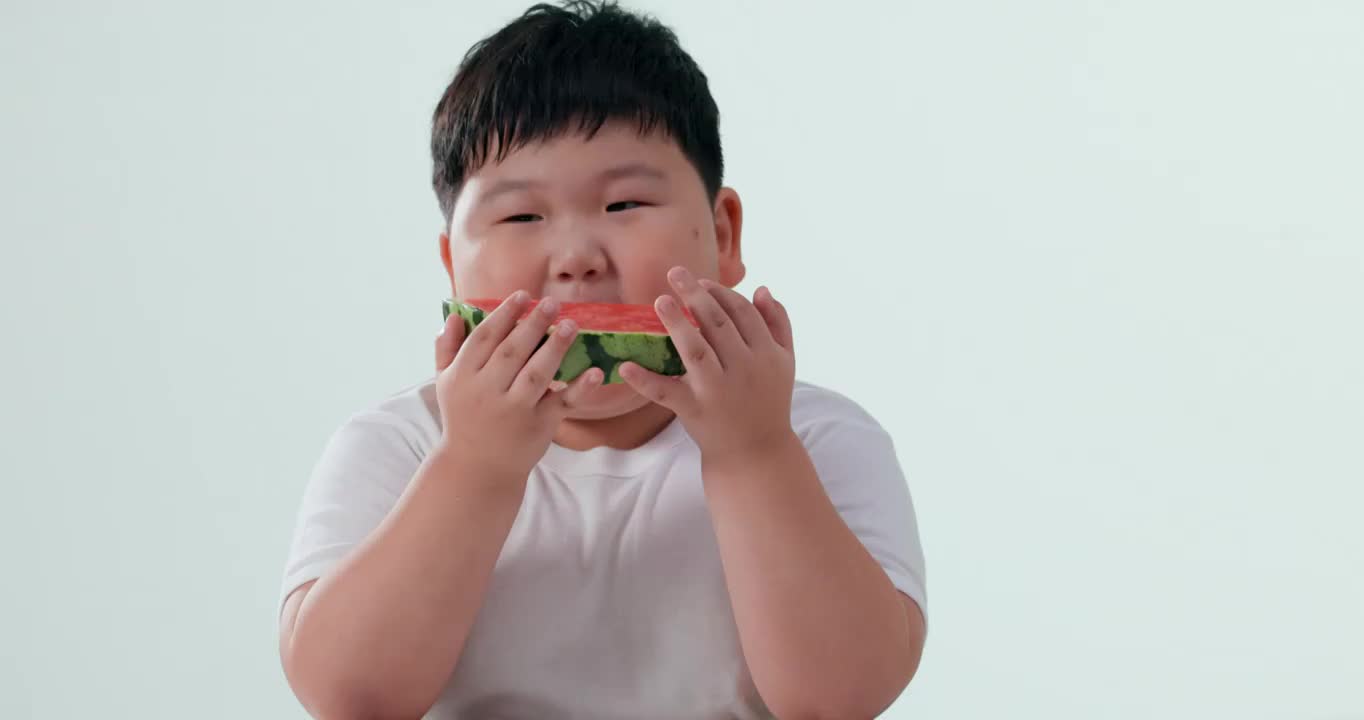 快乐的小胖男孩吃西瓜视频素材