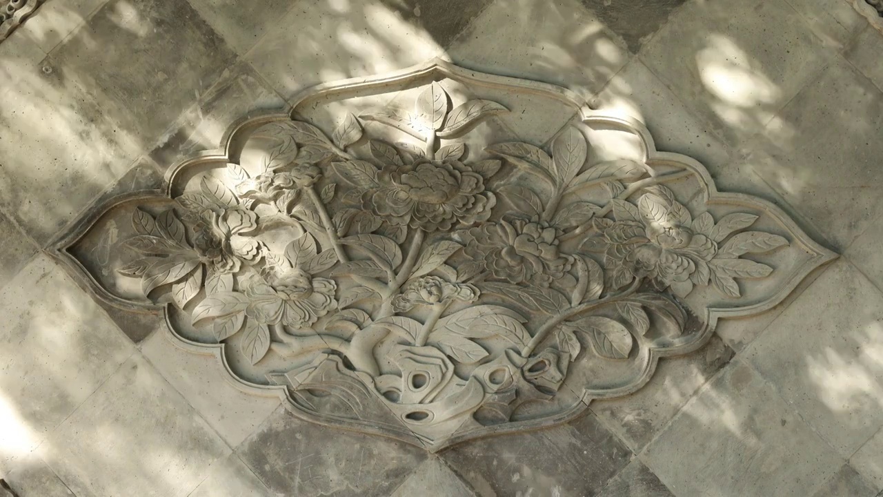 北京胡同传统影壁牡丹雕刻与树影视频下载