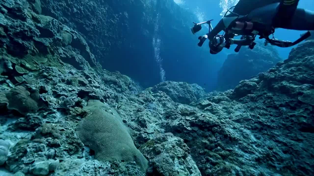 水下摄影潜水员海底水下探索海底峡谷洞穴视频素材