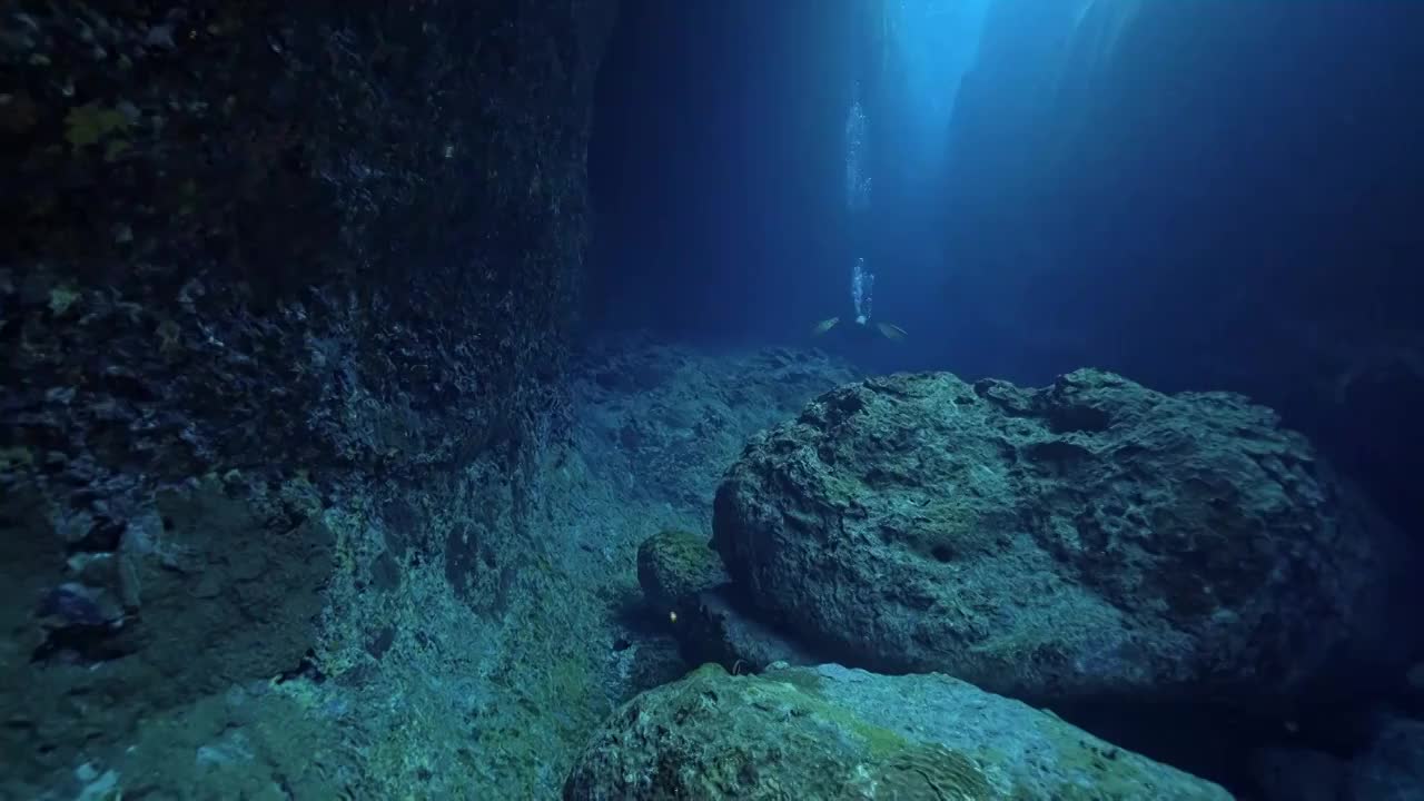 水下摄影潜水员海底水下探索海底峡谷洞穴视频素材