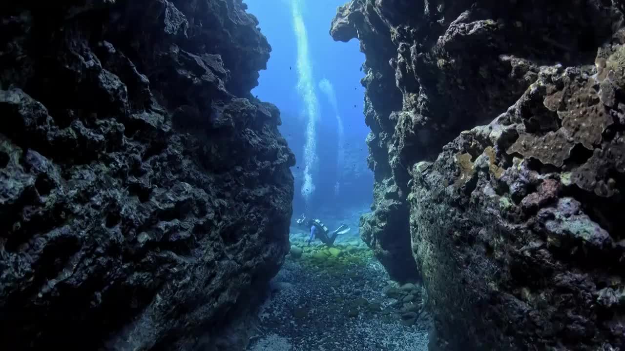 水下摄影潜水员海底水下探索海底峡谷洞穴视频下载